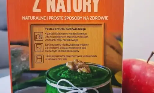 Okładka ksiązki obok leżą jabłka
