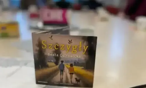 Okładka tytułowej książki 'SZCZYGŁY' Beaty Ostrowickiej.