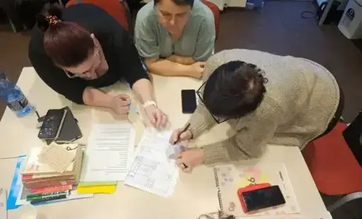 Bibliotekarki wypełniają formularz K-03