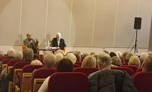 Wiesław Ochman oraz prowadzący spotkanie Wiesław Pietruszak
