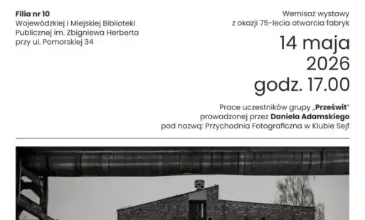 Fragment plakatu informującego o wernisażu wystawy fotograficznej „Plenery fotograficzne w Stilonie”. Na górze znajdują się szczegóły wydarzenia jak pod plakatem głównym. Widoczny fragment czarno-białego zdjęcia industrialnego krajobrazu z rurami i zabudo