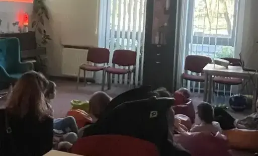 Dzieci słuchają głośnego czytania