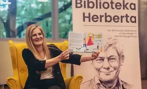 Ewa Pawlak pokazuje książkę „Przewodnik po wartościach”.