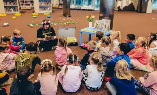 Dzieci słuchają wiosennych zagadek. 