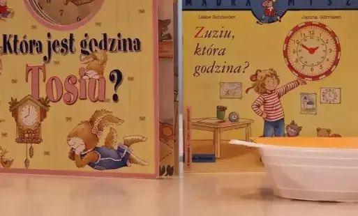 Zdjęcie główne - okładki książek wykononaych w kolorowej tematyce. Wśród nich: 'Która jest godzina Tosiu?' oraz 'Zuziu, która jest godzina?'
