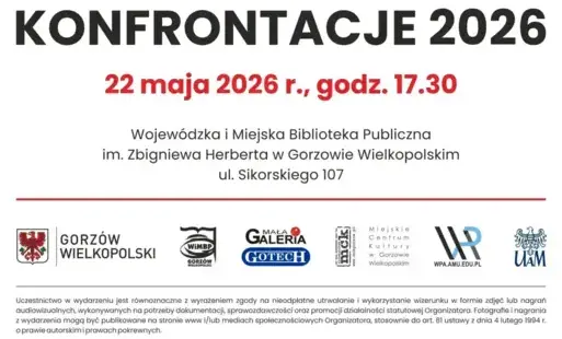 Kobieta z rudymi włosami w zielono-fioletowej koszuli ogląda tryptyk czarno-białych, surrealistycznych fotografii przedstawiających akty z motywem kul.