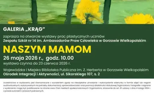 Plakat zapraszający na wystawę prac plastycznych uczniów zatytułowaną „NASZYM MAMOM”. Górną część plakatu zajmuje malowany farbami obraz przedstawiający białe i żółte kwiaty na zielonym tle. Dolna część to ciemnozielony blok z białymi i żółtymi napisami