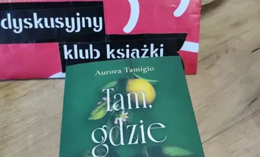 Prezentacja książki, obok napis Dyskusyjny Klub Książki