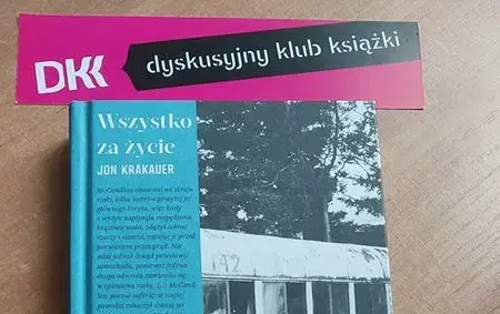 książka Jona Krakauera ,, Wszystko za życie”, fioletowy emblemat DKK