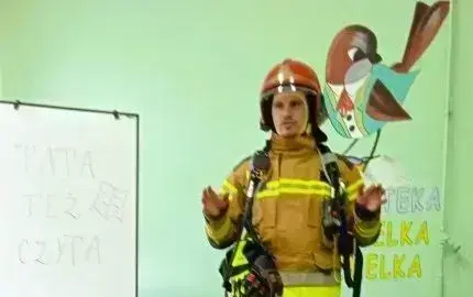 pokaz strażaka w umundurowaniu