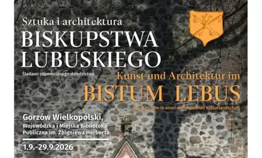 Fragment plakatu: na tle kamiennej ściany tytuł wystawy w dwóch językach oraz jej miejsce i ramy czasowe od 1 do 29 września 2026r.