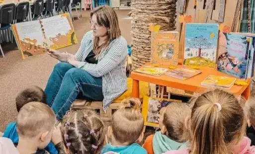 Bibliotekarka czyta dzieciom książkę