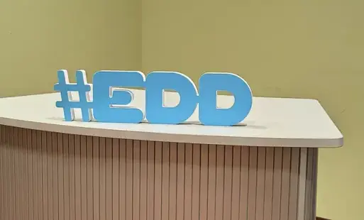na pulpicie stoją trzy litery EDD w kolorze niebieskim