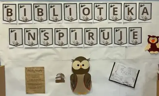 tablica z napisem „Biblioteka inspiruje” w tle postać sowy
