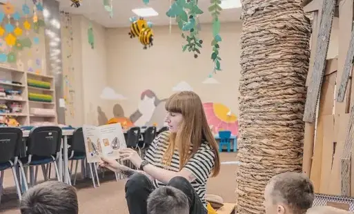 Bibliotekarka czyta dzieciom książkę.