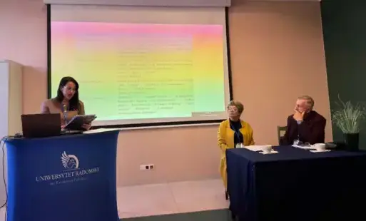 bibliotekarka wygłasza referat na konferencji w Uniwersytecie Radomskim