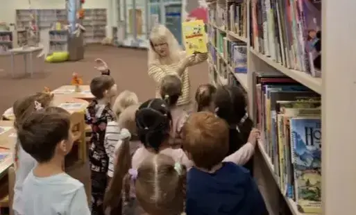 Bibliotekarka oprowadza dzieci po Oddziale Dziecięcym