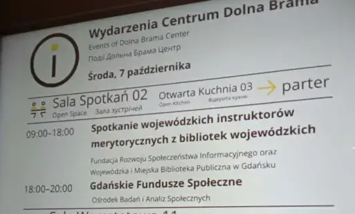 Tablica informacyjna z nazwą spotkania 