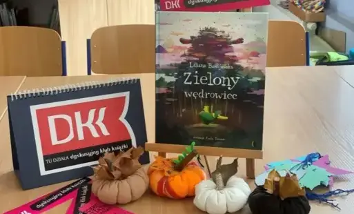 napis i zakładki DKK, omawiana książka L. Bardijewska „Zielony wędrowiec” oraz jesienne ozdoby