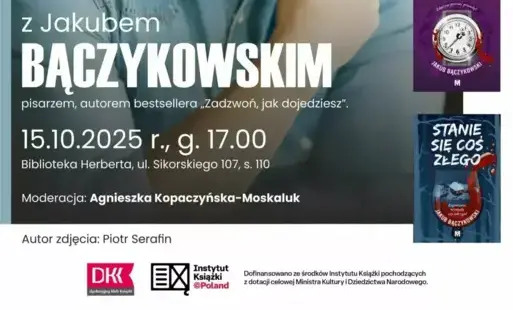 Plakat promujący wydarzenie z wizerunkiem pisarza, po prawej stronie cztery okładki książek, poniżej logo DKK i Instytutu Książki, powyżej loga 2025 Rok Kultury w Gorzowie, WiMBP, województwa lubuskiego. Tekst: Wojewódzka i Miejska Biblioteka Publiczna im
