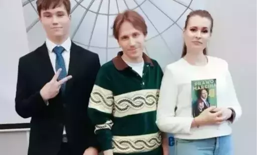 Łukasz Górzny, Marcin Kruszewski i Katarzyna Patyk pozują do wspólnego zdjęcia.