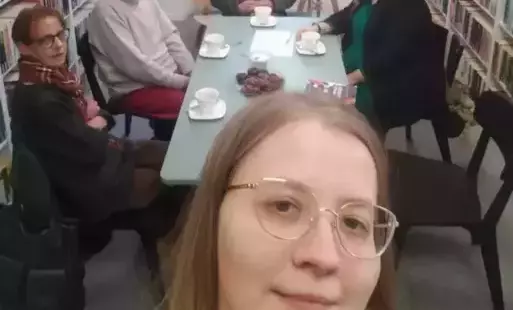 1.	Na środku jest miętowy stół, na którym są ciastka, białe filiżanki, talerzyki, łyżeczki, kartka A4, długopis, książka „Gniazdowanie” Kasi Jurczyk. Wokół stołu a czarnych, drewnianych krzesłach siedzi piątka uczestników spotkania: dwóch mężczyzn i trzy 