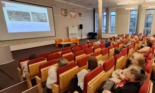 Sala audytoryjna, w tle wykład jednego z prelegentów