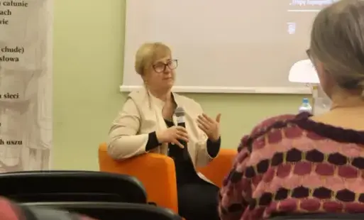 Prof. Mikołajczak siedzi w fotelu, trzyma mikrofon i opowiada o swojej książce