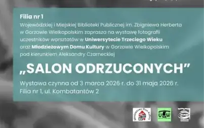 Plakat z dużym czarno-białym zdjęciem abstrakcyjnych, metalowych konstrukcji u góry, przedstawiających obłe formy i owalne kształty. W lewym dolnym rogu zdjęcia mały podpis: „fot. Ewa Szwagrzyk - Synapsy miasta”. Pod zdjęciem znajduje się turkusowy blok z