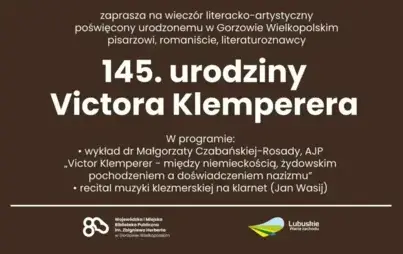 Fragment plakatu na ciemnym tle wraz z opisem.