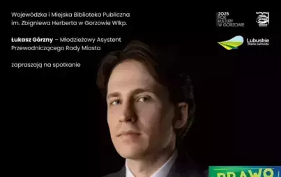 zdjęcie Marcina Kruszewskiego w szarej marynarce, białej koszuli i kolorowym krawacie, z założonymi rękami.   Organizatorzy to Wojewódzka i Miejska Biblioteka Publiczna im. Zbigniewa Herberta w Gorzowie Wielkopolskim oraz Łukasz Górzny - Młodzieżowy Asyst