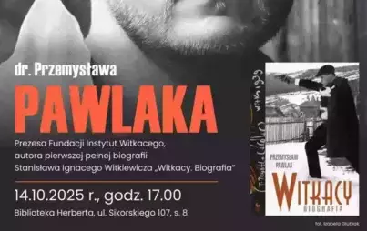 Plakat spotkania autorskiego Przemysława Pawlaka. Czarno-białe zdjęcie autora patrzącego w kadr otoczone biało-pomarańczowymi napisami informującymi o wydarzeniu. W prawym dolnym rogu znajduje się okładka książki 'Witkacy. Biografia', a w lewym górnym rog