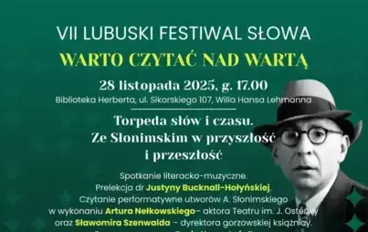 Plakat promocyjny wydarzenia. Pośrodku widać czarno-białą fotografię mężczyzny w kapeluszu i okularach. Jest to Antoni Słonimski.Na dole plakatu znajdują się logotypy: Lubuskie Warte Zachodu, 2025 Rok Kultury w Gorzowie, Biblioteka Herberta.
