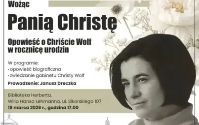 Plakat wydarzenia bibliotecznego. Centralnie umieszczony jest duży tytuł „Wożąc Panią Christę”. Po prawej stronie plakatu znajduje się czarno-biała fotografia kobiety trzymającej otwartą książkę i patrzącej w stronę obiektywu. 