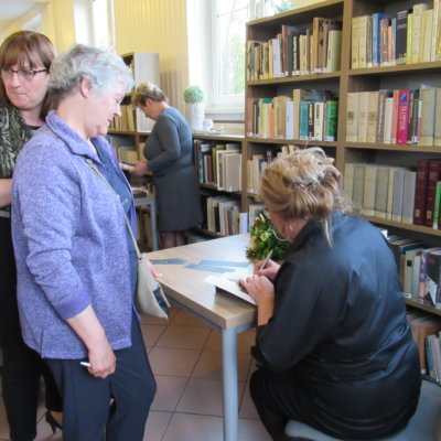 Iwona Małgorzata Żytkowiak w strzeleckiej bibliotece