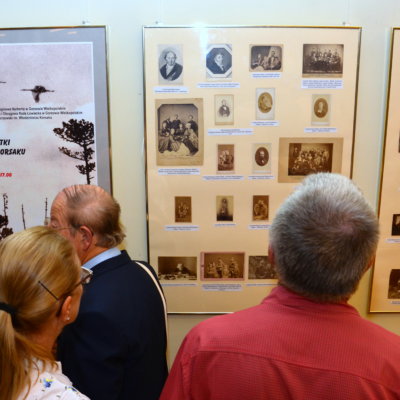 Wystawa fotografii i pamiątek po Włodzimierzu Korsaku