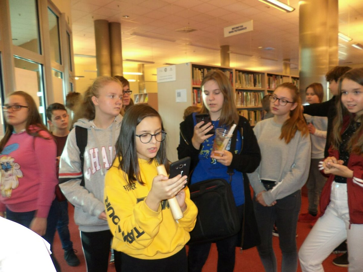 W dniu 31 października br. w lekcji (grze) mobilnej pt. „Herbatka u Herberta” udział  wzięli uczniowie klasy VI SP w Kłodawie.