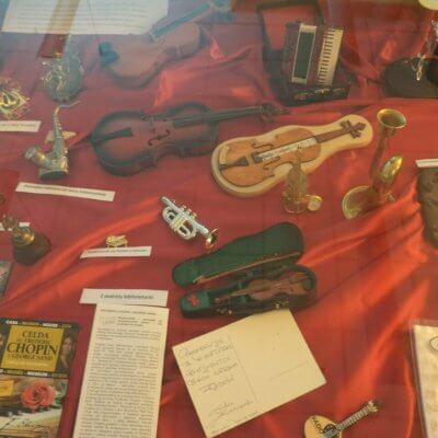 Wystawa miniaturowych instrumentów muzycznych z kolekcji Wandy Milewskiej