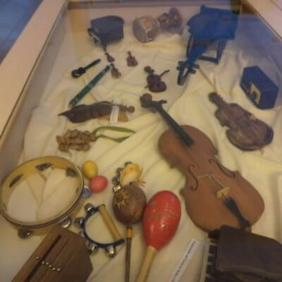 Wystawa miniaturowych instrumentów muzycznych z kolekcji Wandy Milewskiej