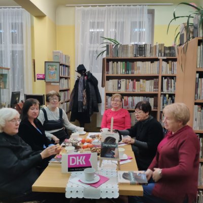 26 listopada 2018 r. w Filii nr 2 WiMBP im. Zbigniewa Herberta odbyło się spotkanie Dyskusyjnego Klubu Książki. Tym razem omawiana była książka Krystyny Rożnowskiej “Zwyciężona”.
