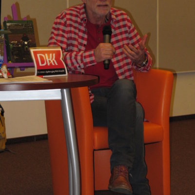 Jacek Hugo-Bader, dziennikarz, reportażysta i pisarz, był gościem Biblioteki Herberta.  Spotkanie odbyło się 13 grudnia w ramach programu Dyskusyjne Kluby Książki.