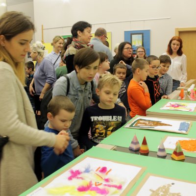 4 grudnia 2018 r., w ramach Europejskiego Tygodnia Autyzmu, który obchodzony jest co roku, w pierwszym tygodniu grudnia, w galerii „Krąg” odbyło się otwarcie wystawy prac plastycznych wychowanków Stowarzyszenia na Rzecz Osób z Autyzmem z Gorzowa Wielkopolskiego.