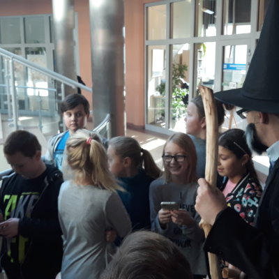 5 grudnia 2018 roku odwiedziła nas klasa 5 szkoły podstawowej z Pyrzyc. Odważni uczniowie postanowili zmierzyć się z mobilną grą „Bilbo w Bibliotece”, która jest opracowana na podstawie treści lektury „Hobbit” J.R.R. Tolkiena.