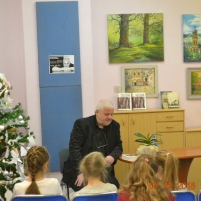 W piątkowe przedpołudnie 7 grudnia 2018 r. w naszej bibliotece odbyło się spotkanie z panem Dariuszem Muszerem, w którym udział wzięli uczniowie Prywatnej Szkoły o Profilu Artystycznym w Gorzowie Wlkp. Spotkanie było wyjątkowe, bo i gość jest wyjątkowy.
