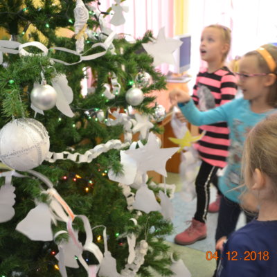 Dzień ubierania choinki w naszej bibliotece jest dniem wyjątkowym. Aby poczuć magię zbliżających się świąt w dniu 5 grudnia 2018 r do Biblioteki Kota Filemona zaprosiliśmy dzieci z Przedszkola Miejskiego Nr 30 do wspólnego ubierania drzewka.