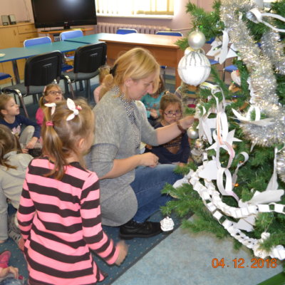 Dzień ubierania choinki w naszej bibliotece jest dniem wyjątkowym. Aby poczuć magię zbliżających się świąt w dniu 5 grudnia 2018 r do Biblioteki Kota Filemona zaprosiliśmy dzieci z Przedszkola Miejskiego Nr 30 do wspólnego ubierania drzewka.