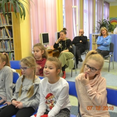 W piątkowe przedpołudnie 7 grudnia 2018 r. w naszej bibliotece odbyło się spotkanie z panem Dariuszem Muszerem, w którym udział wzięli uczniowie Prywatnej Szkoły o Profilu Artystycznym w Gorzowie Wlkp. Spotkanie było wyjątkowe, bo i gość jest wyjątkowy.