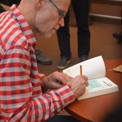 Jacek Hugo-Bader, dziennikarz, reportażysta i pisarz, był gościem Biblioteki Herberta.  Spotkanie odbyło się 13 grudnia w ramach programu Dyskusyjne Kluby Książki.