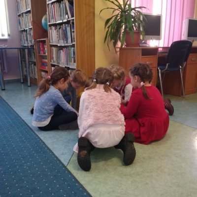 W Bibliotece Kota Filemona 28 listopada 2018 roku obchodziliśmy Dzień Życzliwości. Podczas zajęć dzieci z Prywatnej Szkoły Podstawowej o Profilu Artystycznym miały okazję wczuć się w rolę mieszkańców z zaczarowanej Krainy.