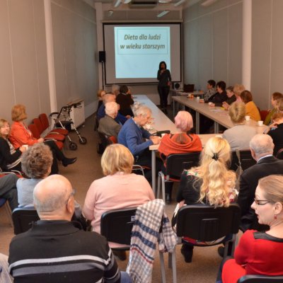 Dnia 14 lutego 2018 r. w Wojewódzkiej i Miejskiej Bibliotece Publicznej im. Zbigniewa Herberta odbyło się kolejne spotkanie w ramach cyklu „Biblioteka Aktywnego Seniora”.